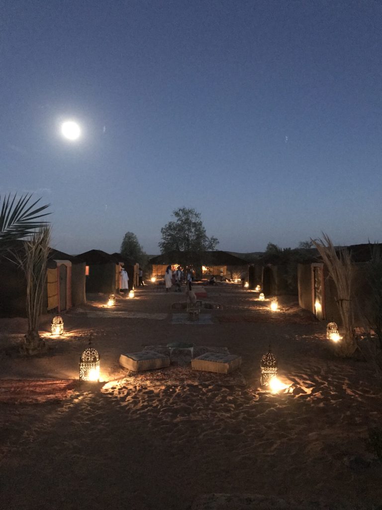 Overnachting in de Erg Chebbi woestijn bij Merzouga, Marokko,